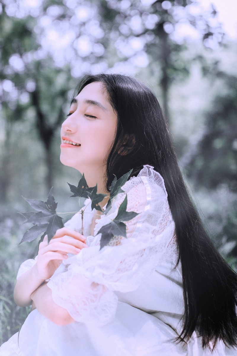 森林内的白裙黑发美女宛如仙子
