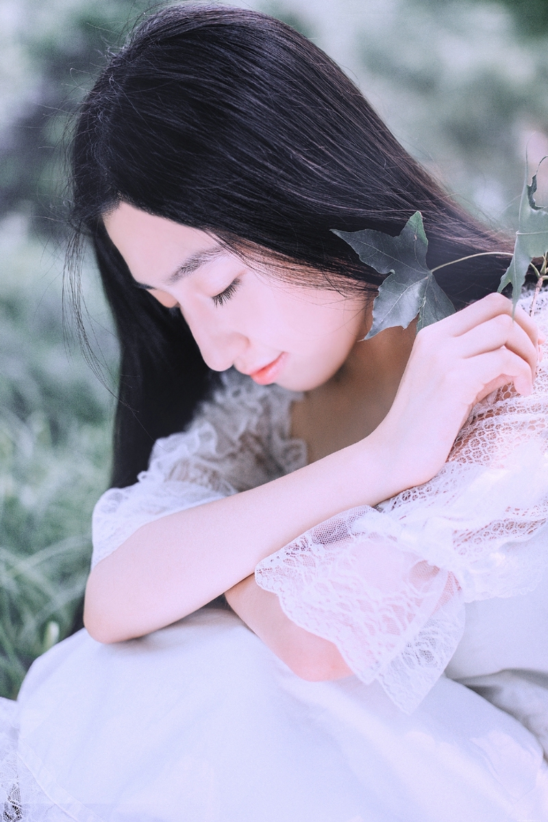 森林内的白裙黑发美女宛如仙子