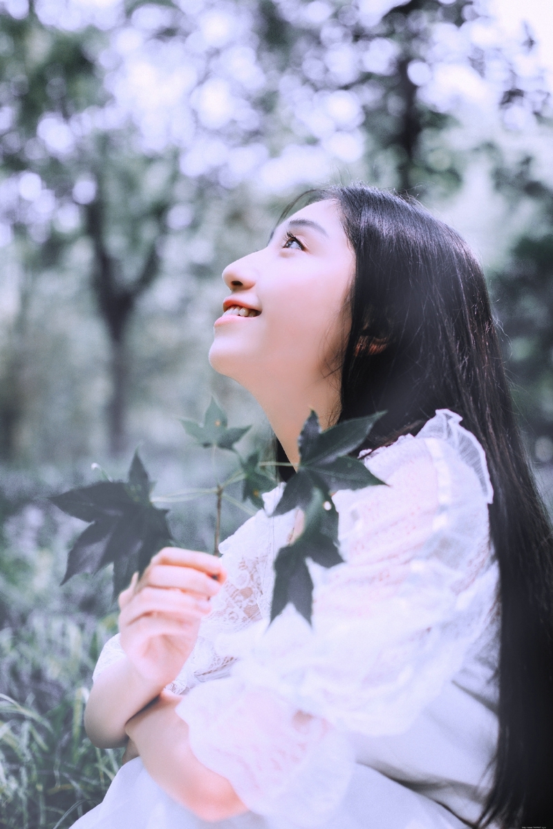 森林内的白裙黑发美女宛如仙子