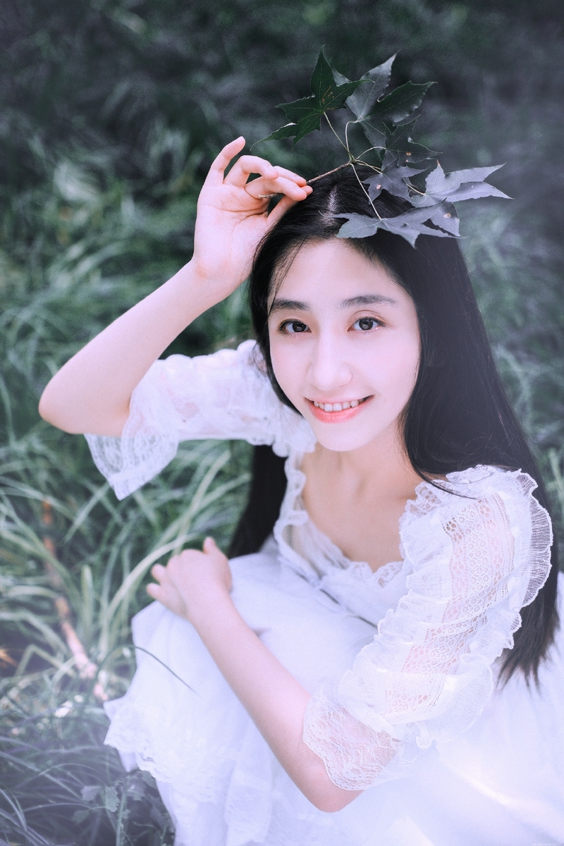 森林内的白裙黑发美女宛如仙子
