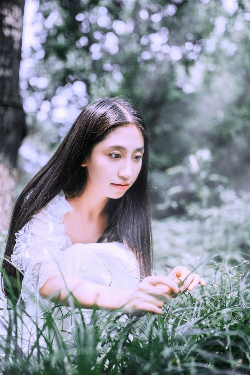 森林内的白裙黑发美女宛如仙子
