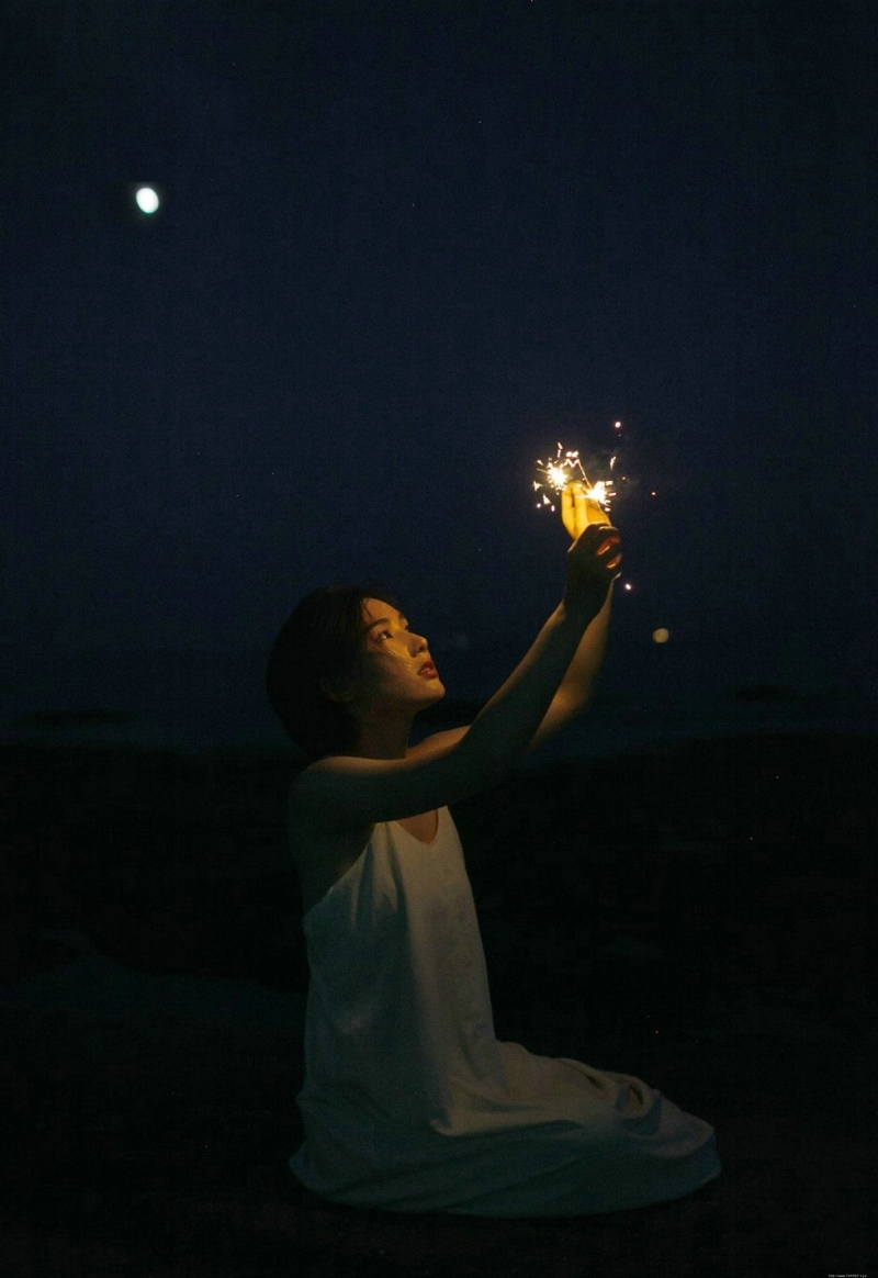 夜晚烟花美女寂寞侧颜漂亮吸睛写真