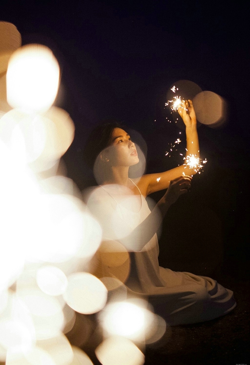 夜晚烟花美女寂寞侧颜漂亮吸睛写真
