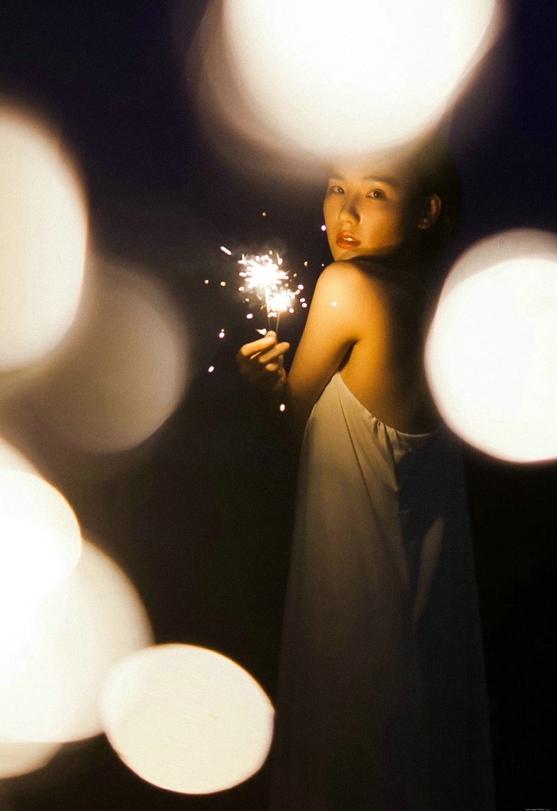 夜晚烟花美女寂寞侧颜漂亮吸睛写真