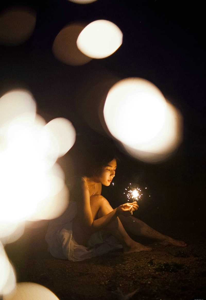 夜晚烟花美女寂寞侧颜漂亮吸睛写真