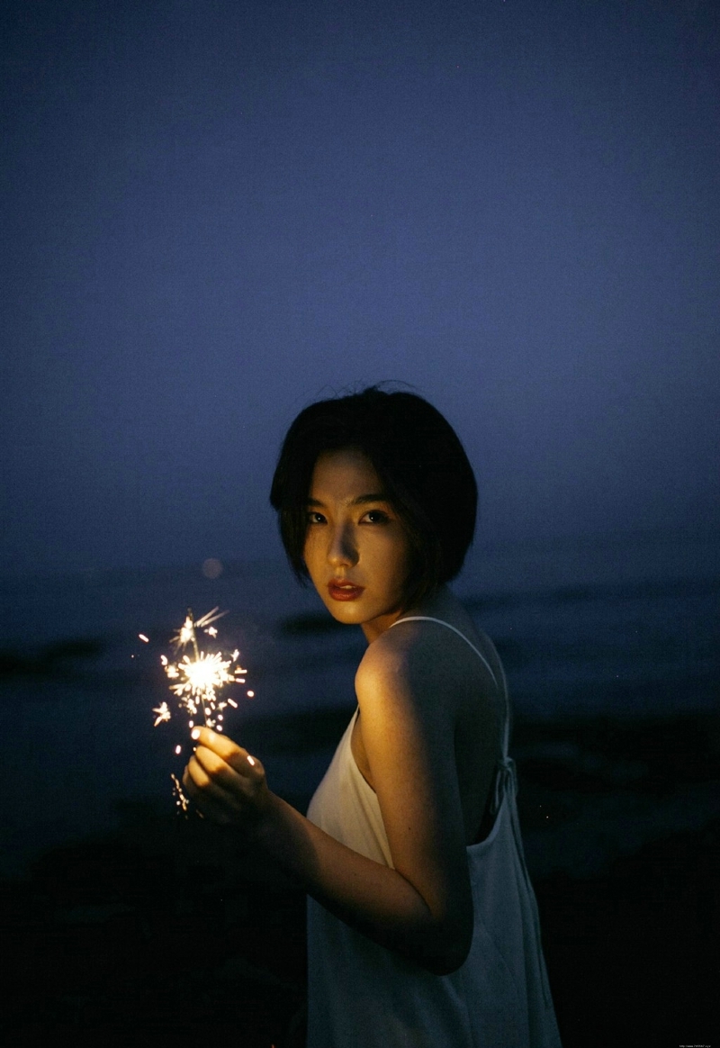 夜晚烟花美女寂寞侧颜漂亮吸睛写真