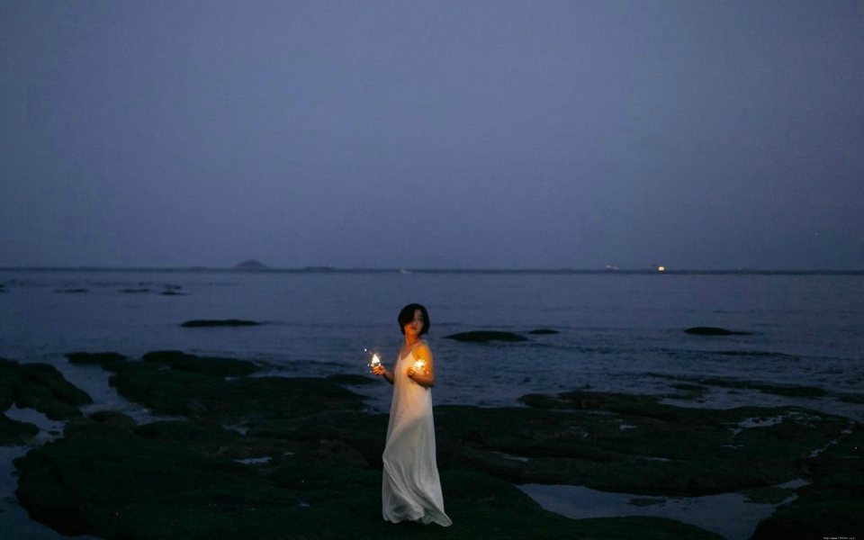 夜晚烟花美女寂寞侧颜漂亮吸睛写真