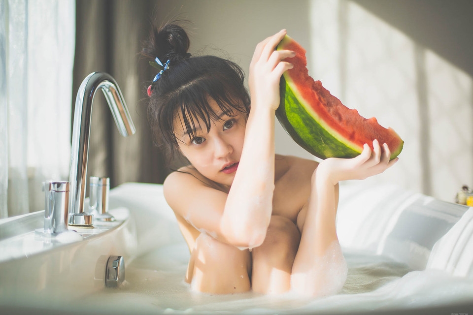 浴缸内的吃瓜少女泡泡浴写真湿身诱惑