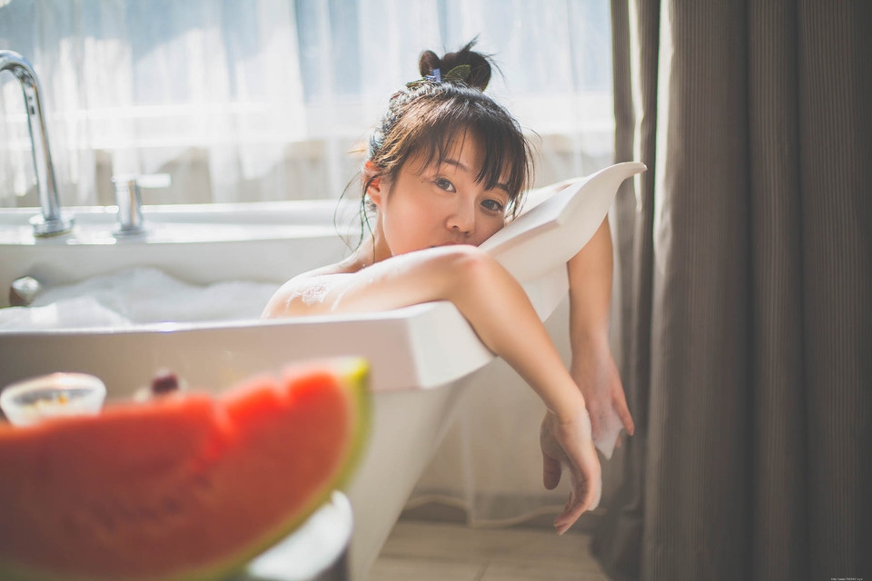 浴缸内的吃瓜少女泡泡浴写真湿身诱惑