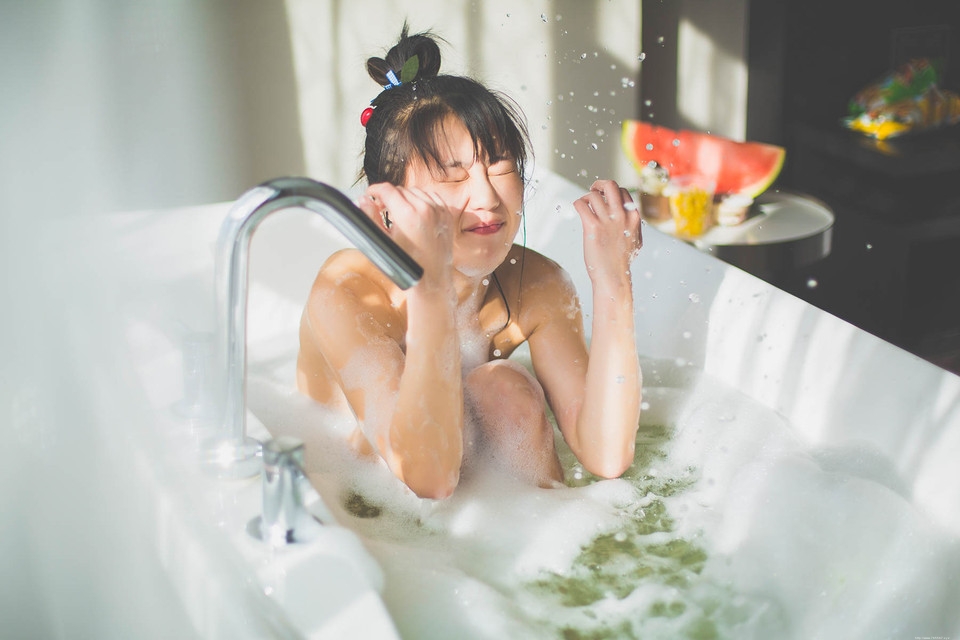 浴缸内的吃瓜少女泡泡浴写真湿身诱惑