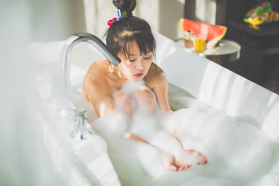 浴缸内的吃瓜少女泡泡浴写真湿身诱惑