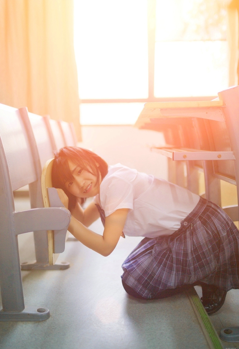 可爱校服圆脸少女清纯笑容可人