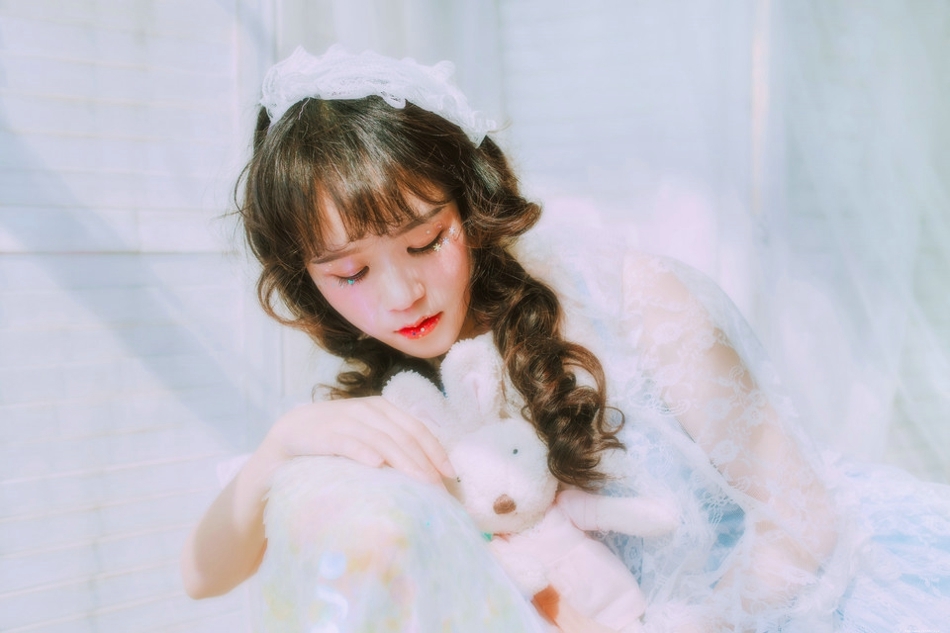 朦胧甜味少女一袭白纱裙宛若天仙清丽脱俗