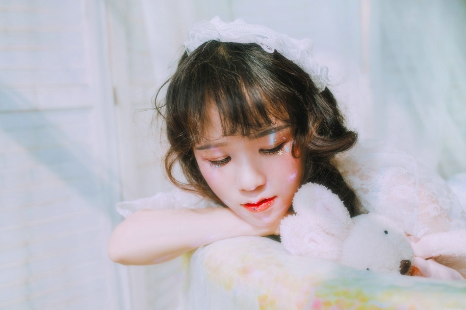 朦胧甜味少女一袭白纱裙宛若天仙清丽脱俗