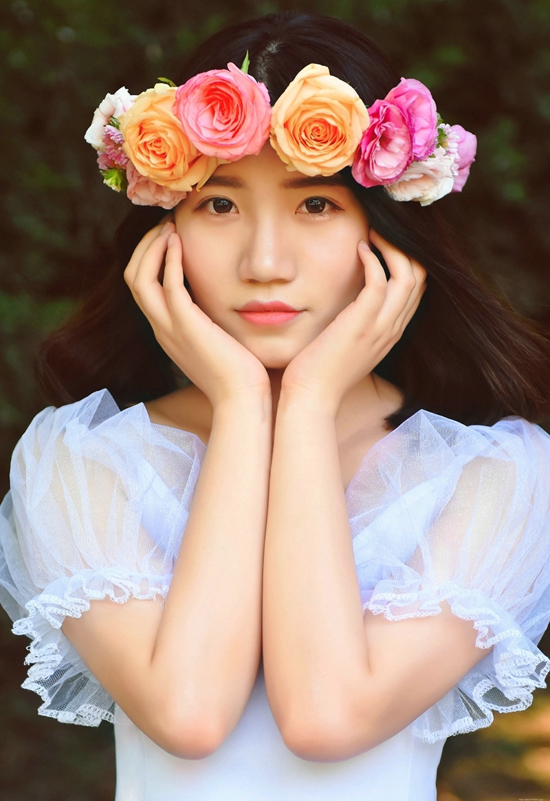 树林内的花环短发气质美女如花般娇艳