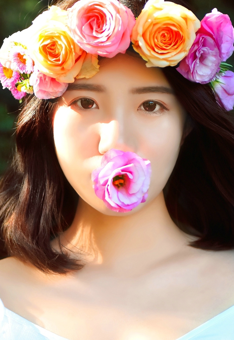 树林内的花环短发气质美女如花般娇艳