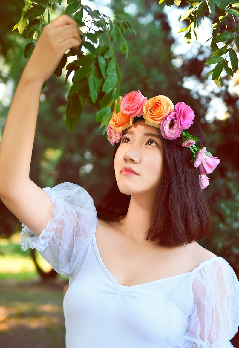 树林内的花环短发气质美女如花般娇艳
