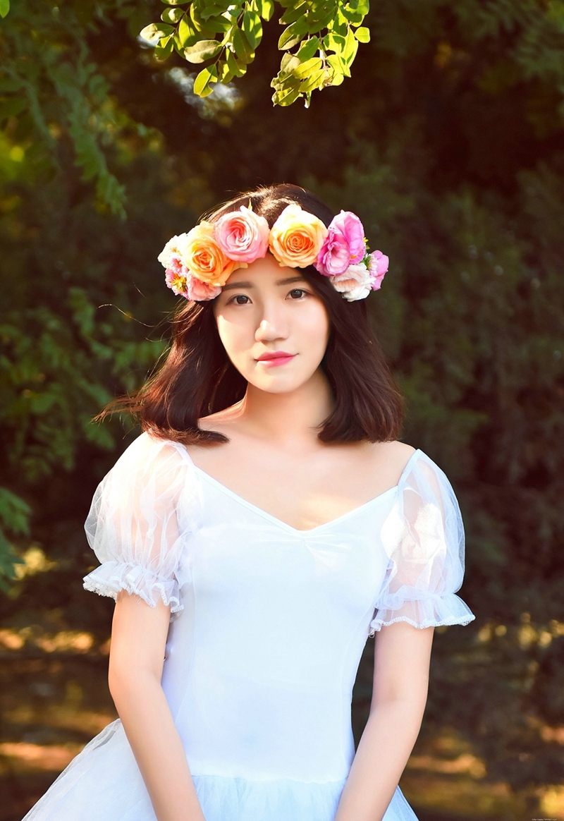 树林内的花环短发气质美女如花般娇艳