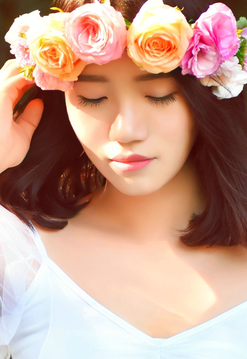 树林内的花环短发气质美女如花般娇艳