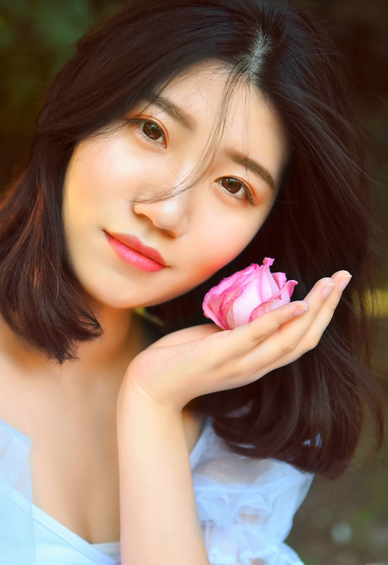 树林内的花环短发气质美女如花般娇艳