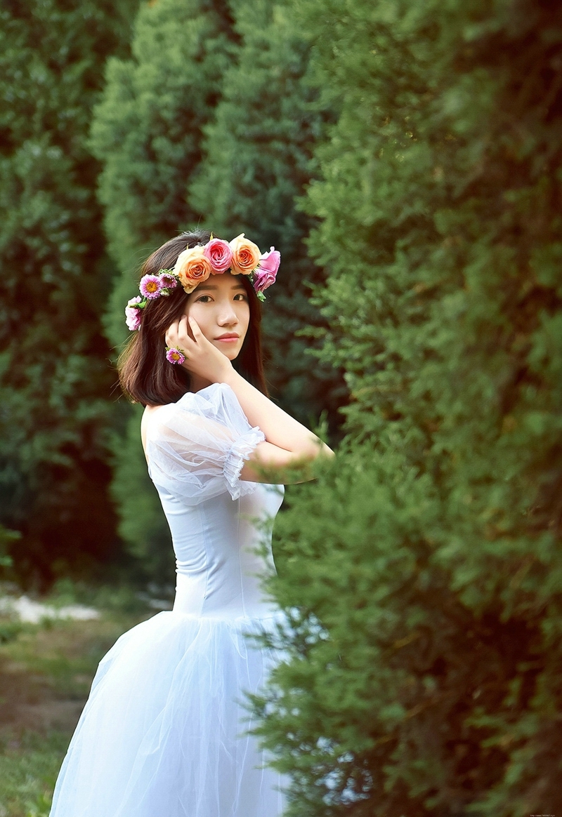 树林内的花环短发气质美女如花般娇艳