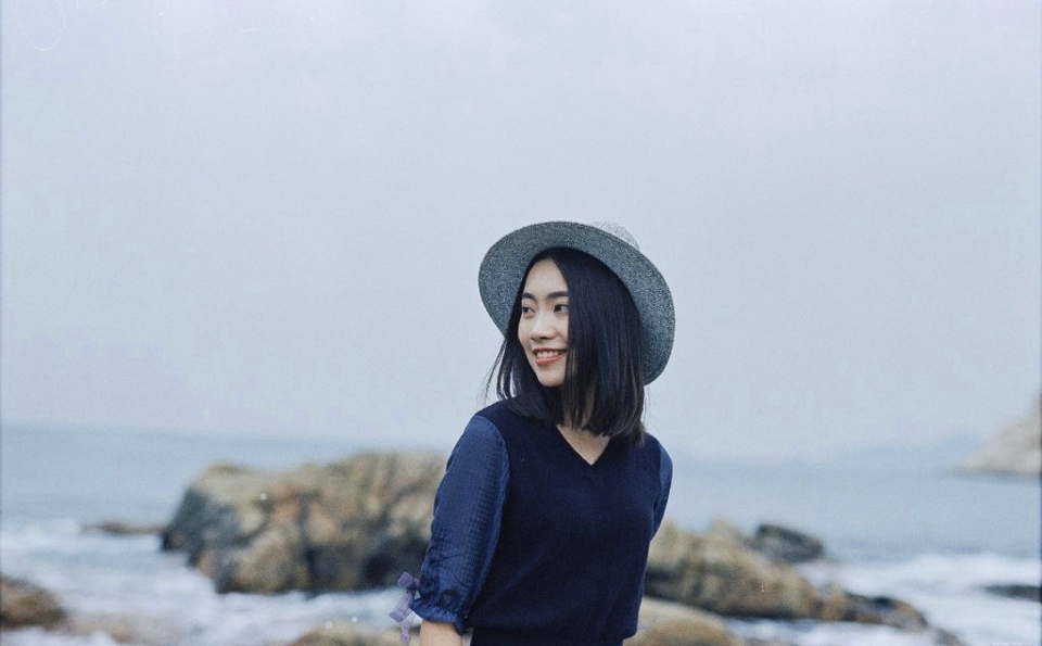 海岸边的森系气美女随风飘动