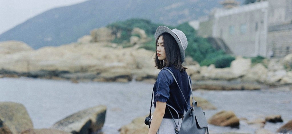 海岸边的森系气美女随风飘动