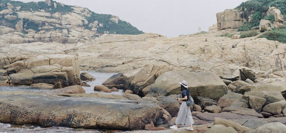 海岸边的森系气美女随风飘动