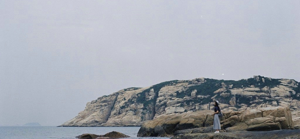 海岸边的森系气美女随风飘动