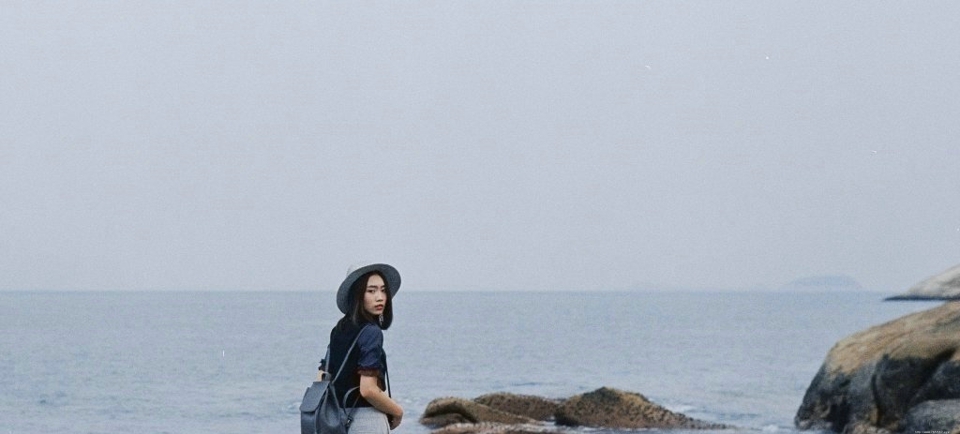 海岸边的森系气美女随风飘动