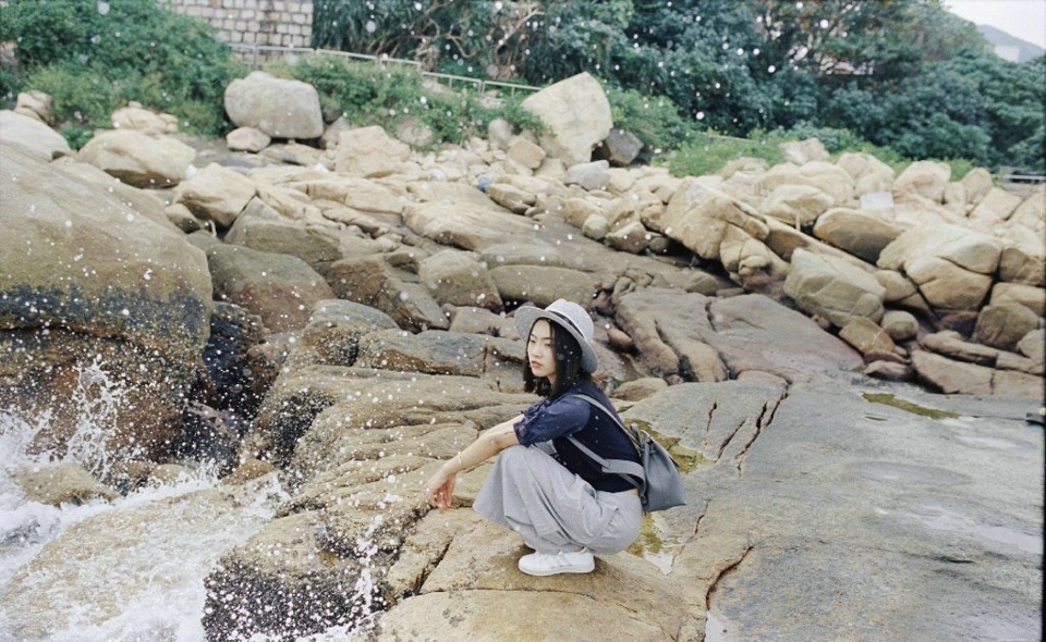 海岸边的森系气美女随风飘动