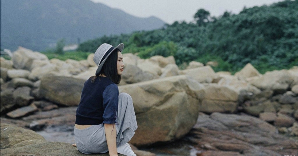 海岸边的森系气美女随风飘动