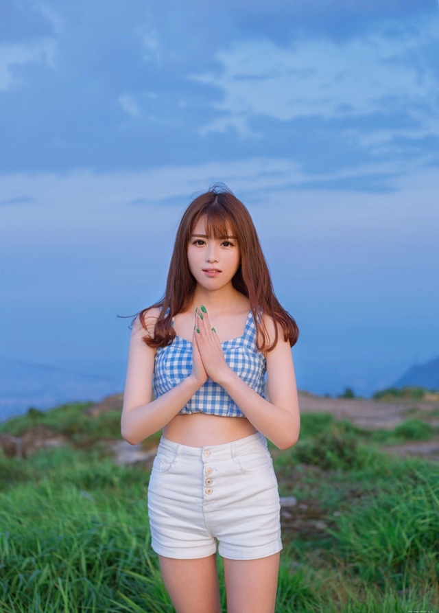 公路上的西瓜少女蓝白格子衫热裤装清凉解暑