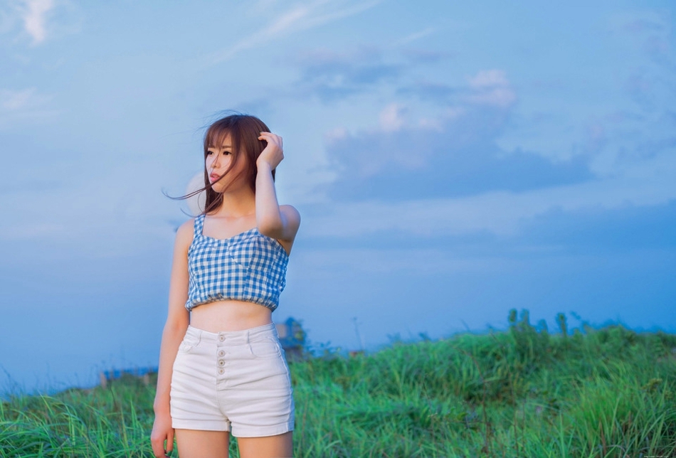 公路上的西瓜少女蓝白格子衫热裤装清凉解暑