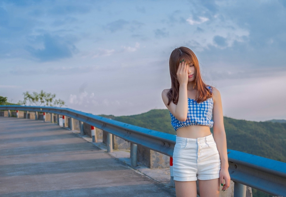 公路上的西瓜少女蓝白格子衫热裤装清凉解暑