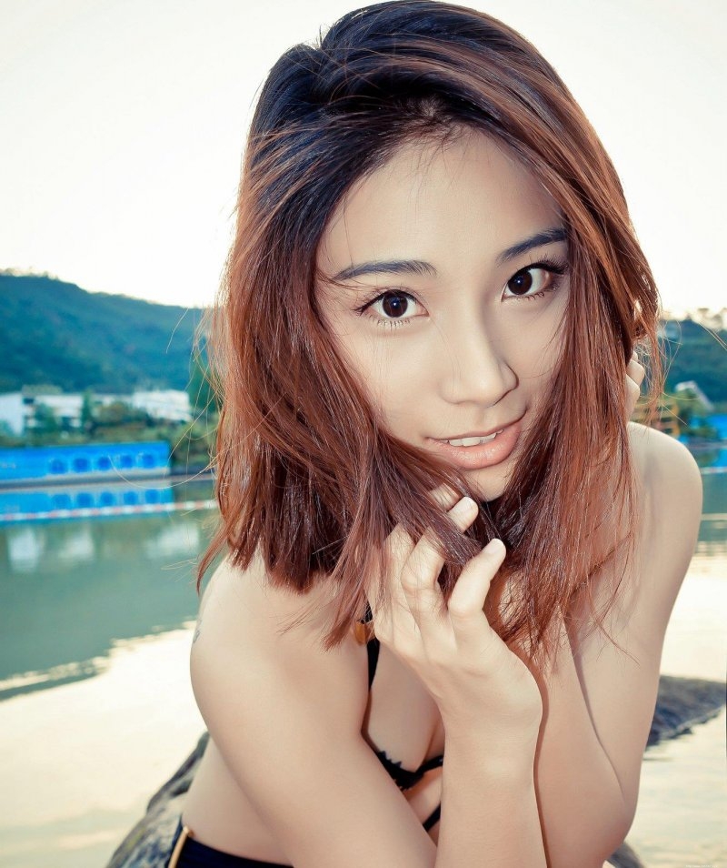 性感mmLee小棠河边湿身美腿写真摄影图片