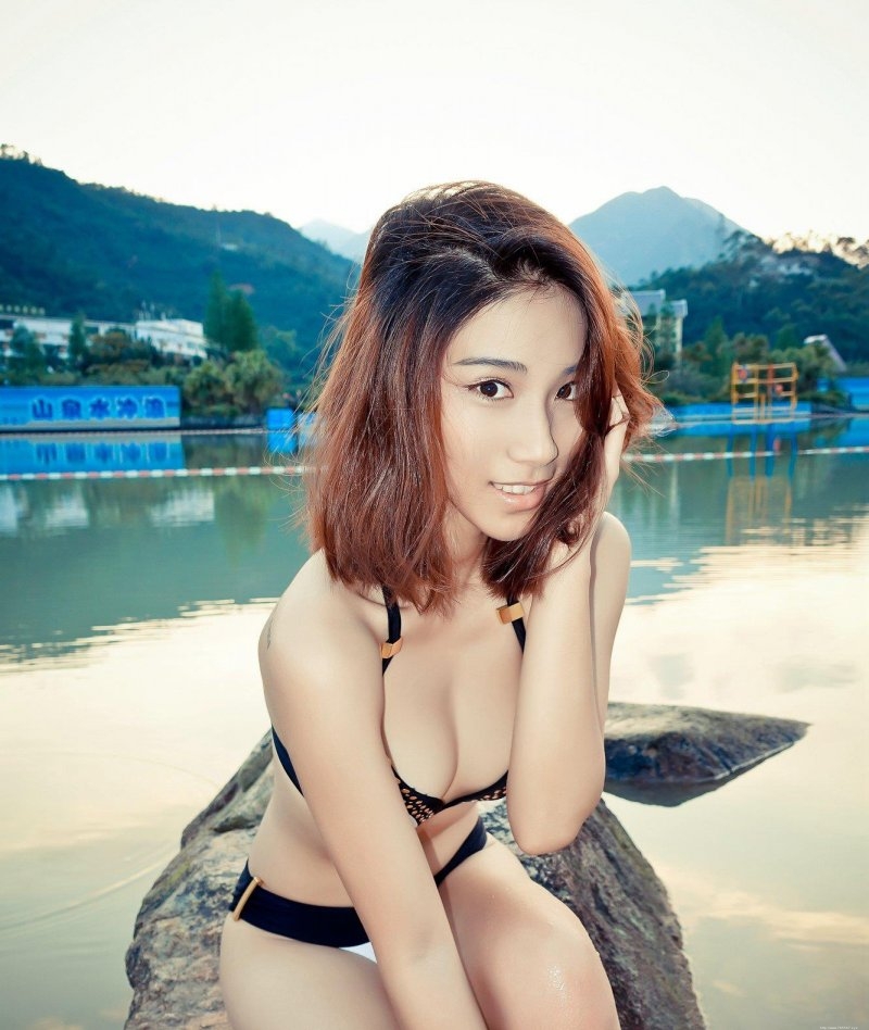 性感mmLee小棠河边湿身美腿写真摄影图片