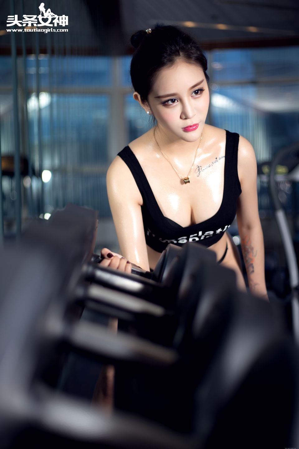 性感宝贝美女王一涵健身房诱惑美胸写真摄影图片