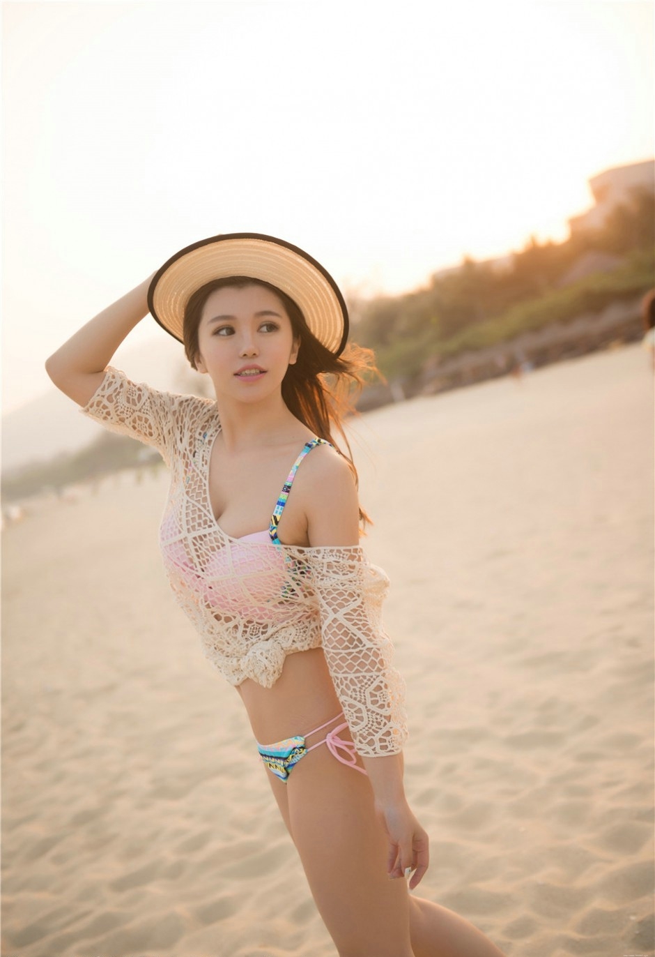 90后性感美女刘娅希海滩迷人透视装艳舞写真集