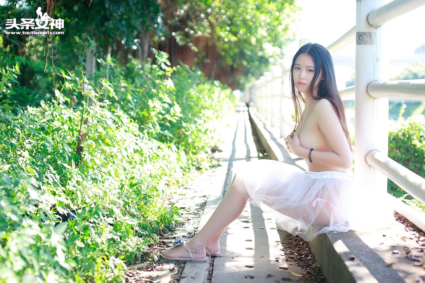 性感女生小雨大胆酥胸人体摄影图片