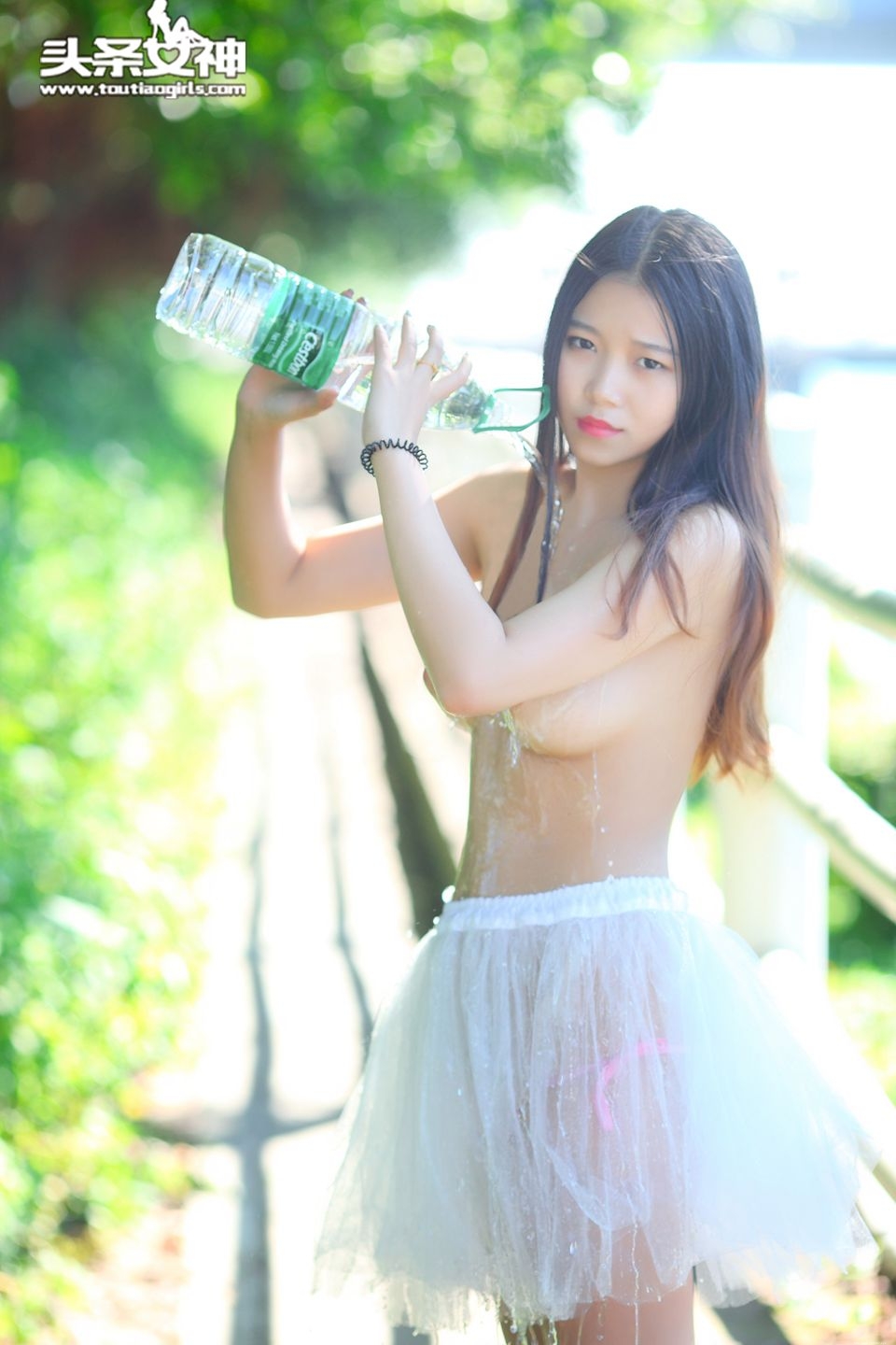 性感女生小雨大胆酥胸人体摄影图片