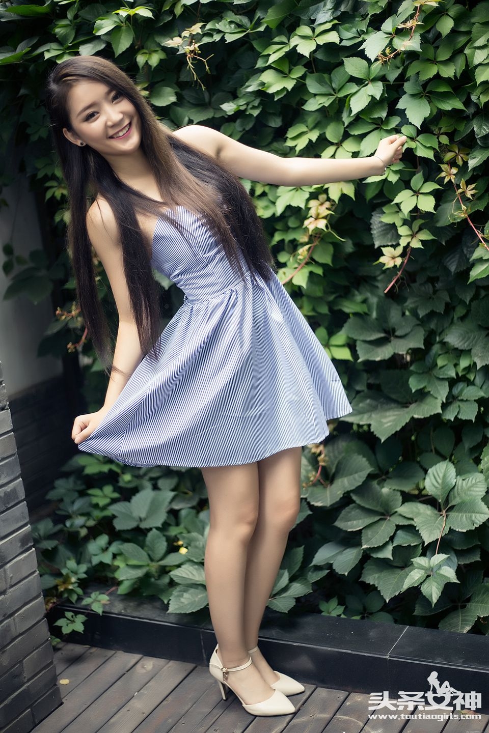 性感美腿mm小雅迷人街拍美臀写真图片