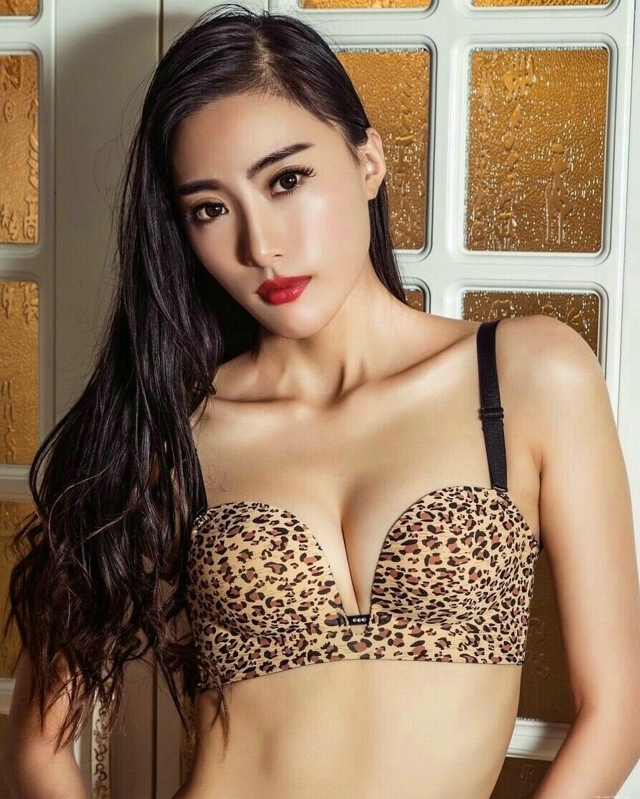 性感大胸美女丰乳翘臀艺术照写真