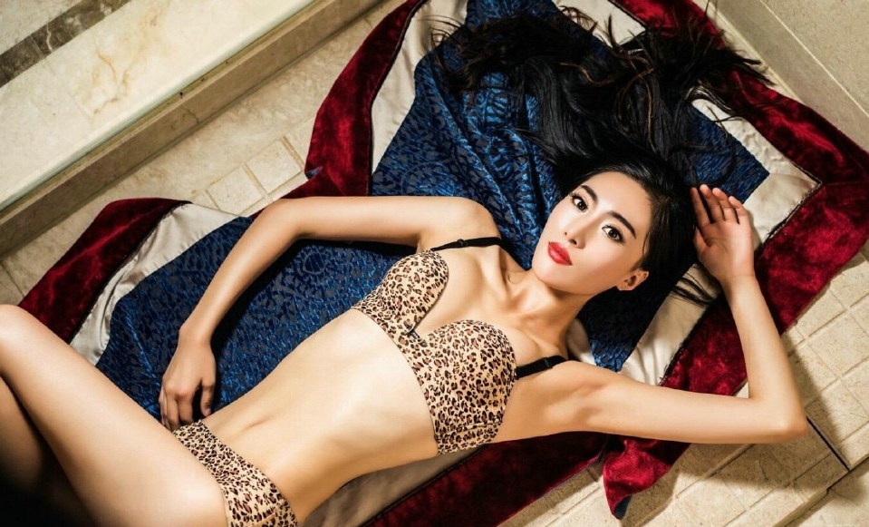 性感大胸美女丰乳翘臀艺术照写真