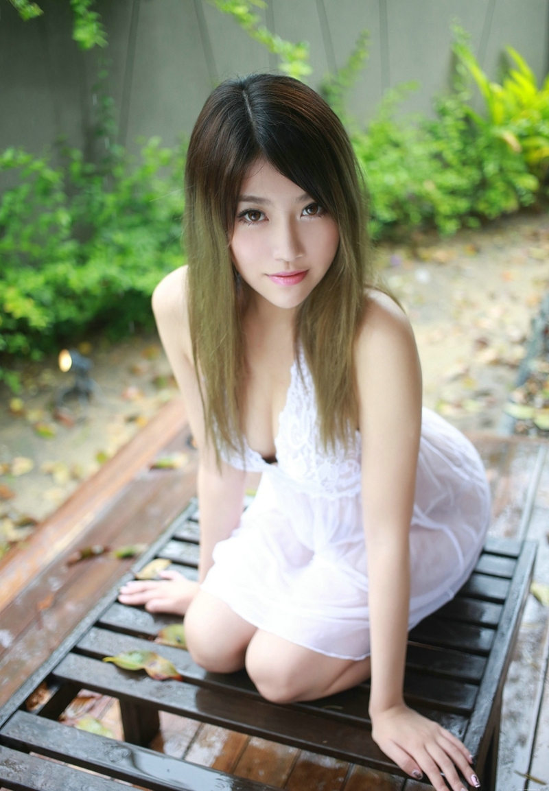 性感美胸美女皮肤白皙诱惑大胆写真摄影图片