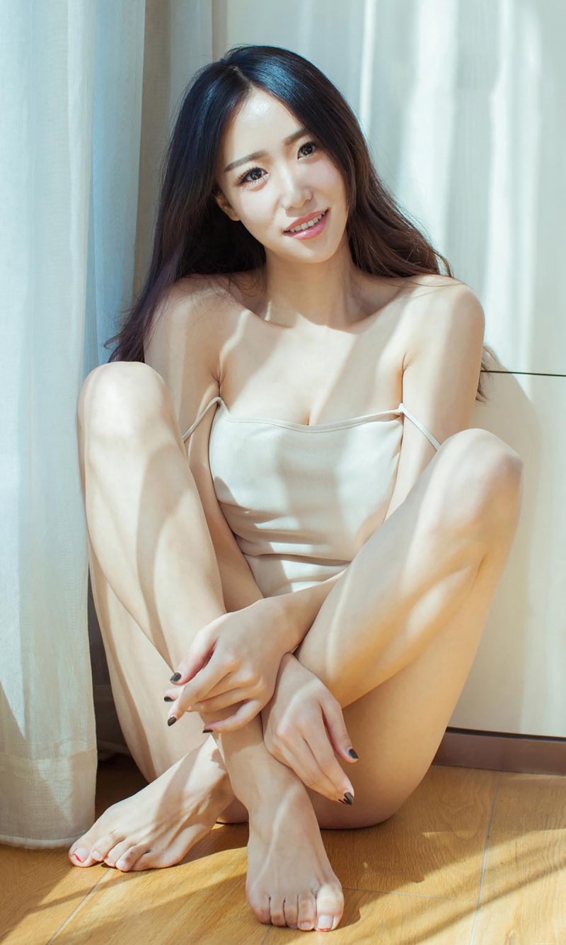 性感美胸美女张辛苑绝对诱惑私房照