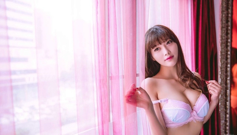 性感女孩香气迷人乳沟诱惑私房照