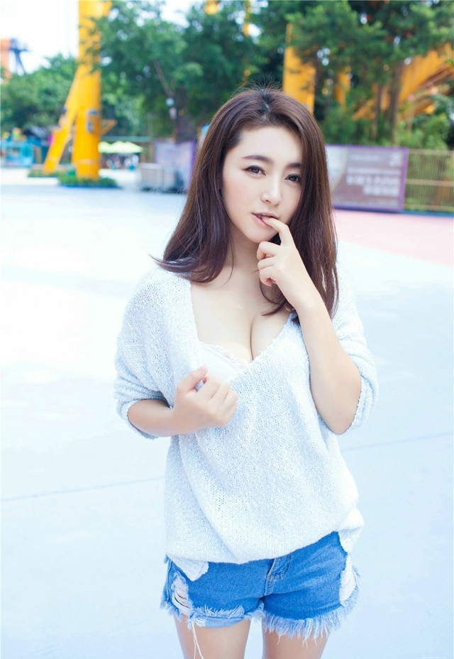 性感迷人车模极度诱惑西西人体大胆尺度写真图片