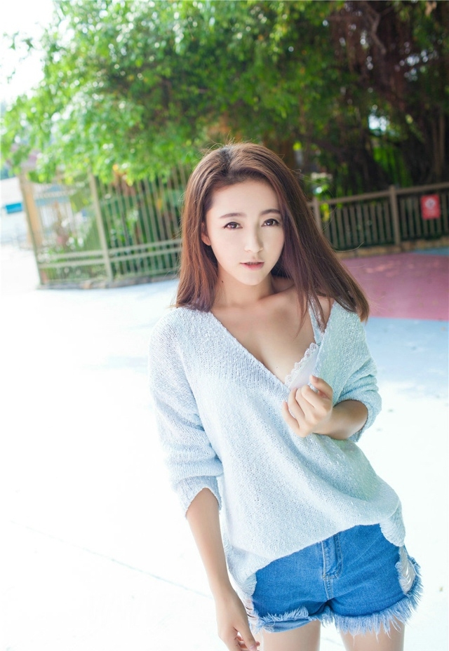 性感迷人车模极度诱惑西西人体大胆尺度写真图片