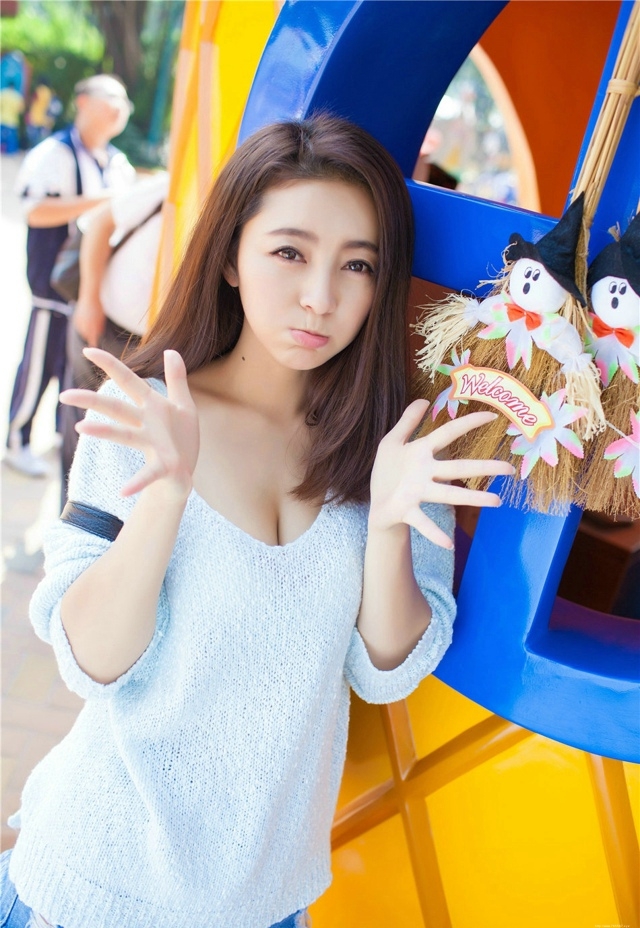 性感迷人车模极度诱惑西西人体大胆尺度写真图片